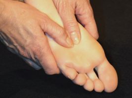 Fussreflex-Massage mit AKKIS Ölen. AKKIS ätherische Öle auch für die Anwendung auf der Haut.